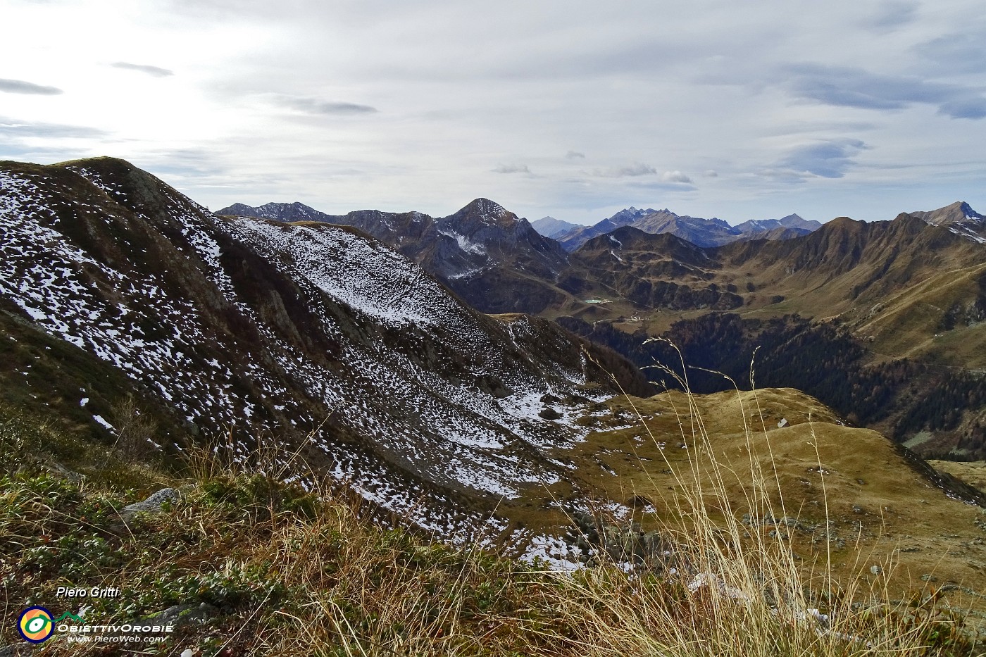 55 Il versante nord del Monte Arete in ombra con neve .JPG -                                